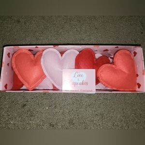 ✨️🩷❤️NWB CUPCAKE & CASHMERE HEART GARLAND 🩷❤️🩷❤️🩷❤️